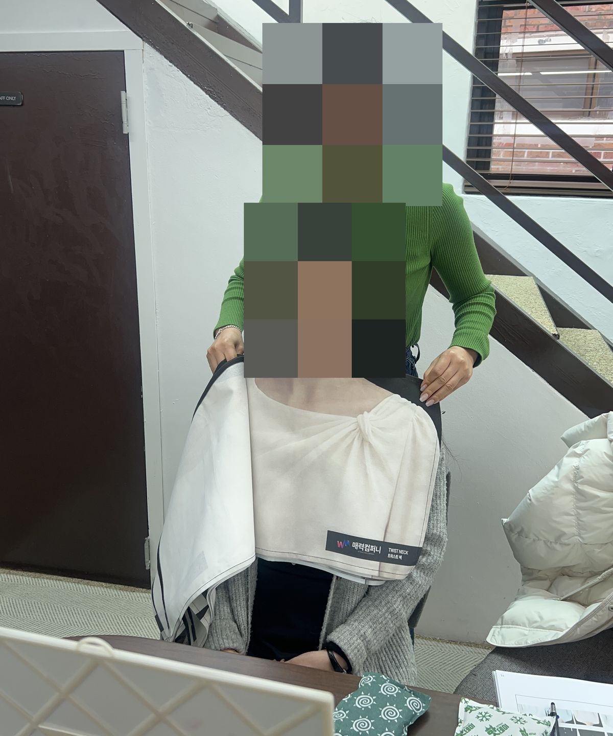 참석자 얼굴을 블러 처리한 퍼스널컬러 상호 진단 실습