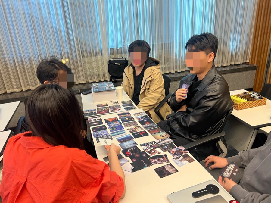 진단 카드를 손으로 비교하고 분류하는 그룹 활동 장면