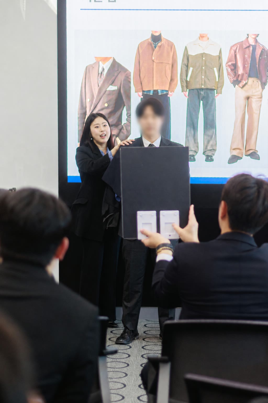 참석자 얼굴을 블러 처리한 체형별 스타일링 시연 장면