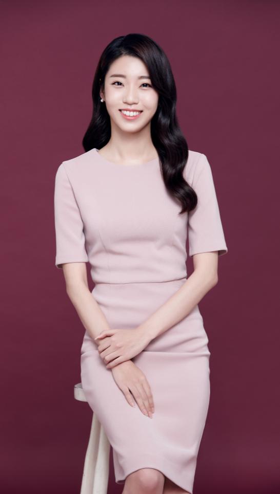 흰 의상을 입고 미소 짓는 김진영 강사