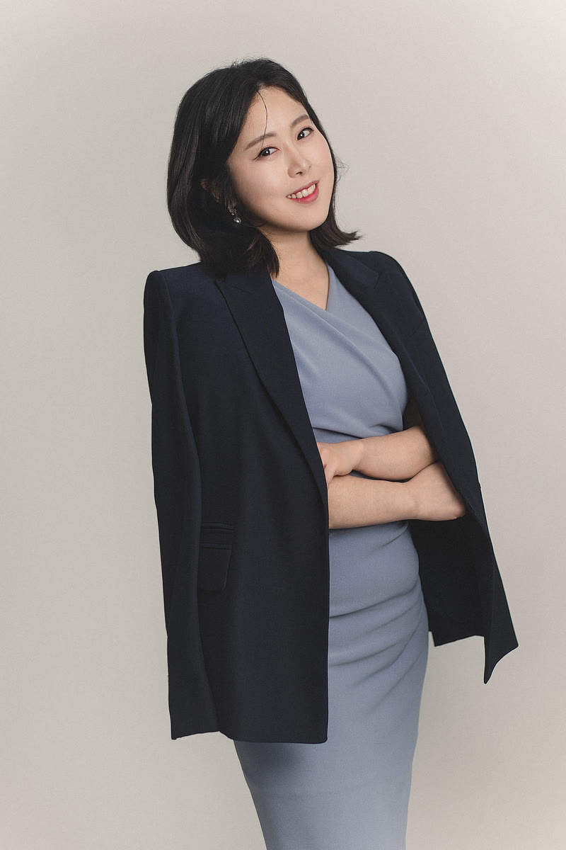 남색 재킷과 파란 원피스를 입은 장민선 대표강사