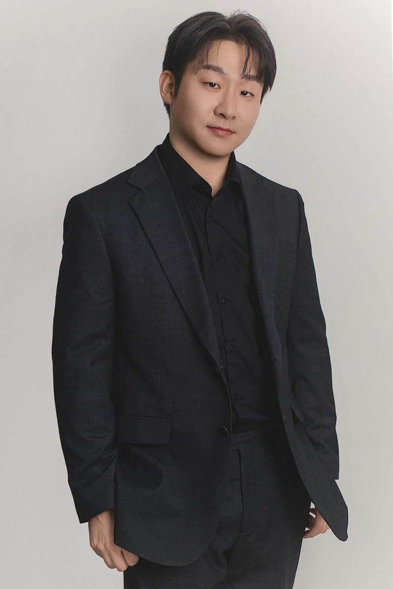 검은 셔츠와 재킷을 입은 임준성 대표 겸 강사